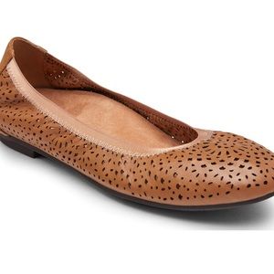 Vionic Robyn Tan Perforated Flat 9.5